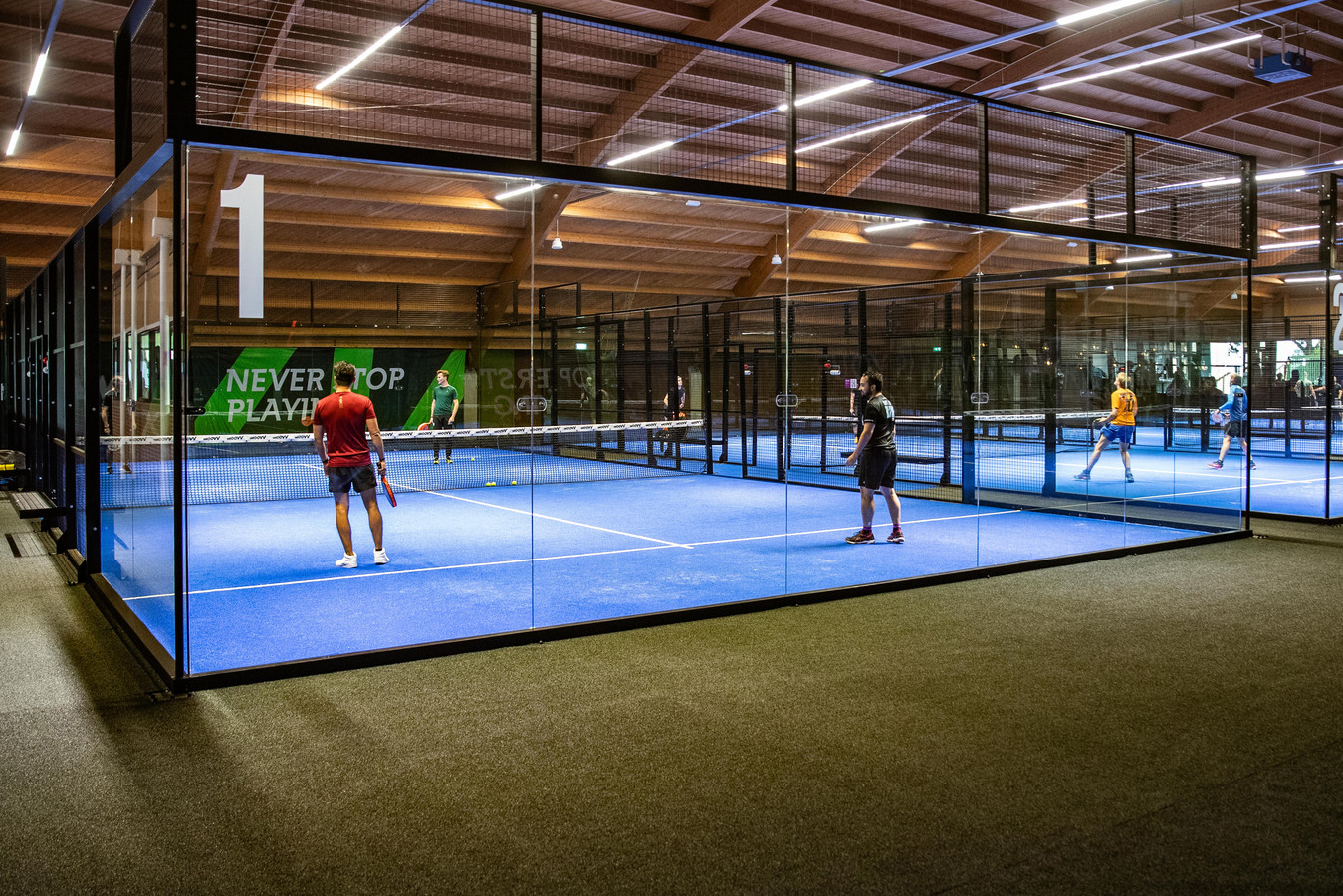 Moovv racketcentrum Raalte padel squash tennis ontwerp sterk